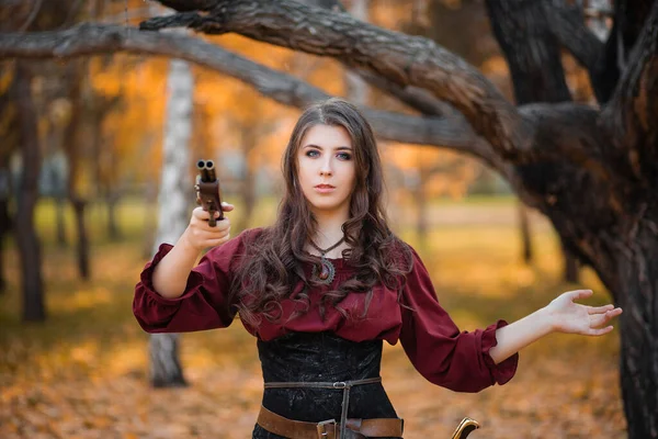 Portrét Atraktivní Ženy Skafandru Dvouhlavňovou Pistolí Rukou Pozadí Podzimního Parku — Stock fotografie