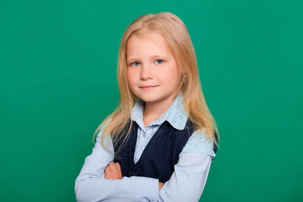 Menina Jovem Uniforme Escolar Posando Fundo Verde — Fotografia de Stock