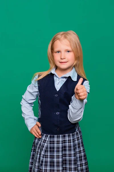 Bambina Uniforme Scolastica Mostra Pollice Gesto Isolato Uno Sfondo Verde — Foto Stock