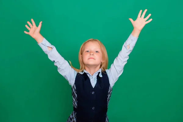 Menina Uniforme Escolar Fica Com Braços Levantados Isolados Fundo Verde — Fotografia de Stock