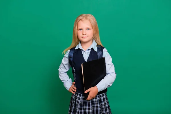 Pequena Estudante Com Livro Suas Mãos Uma Mochila Suas Costas — Fotografia de Stock