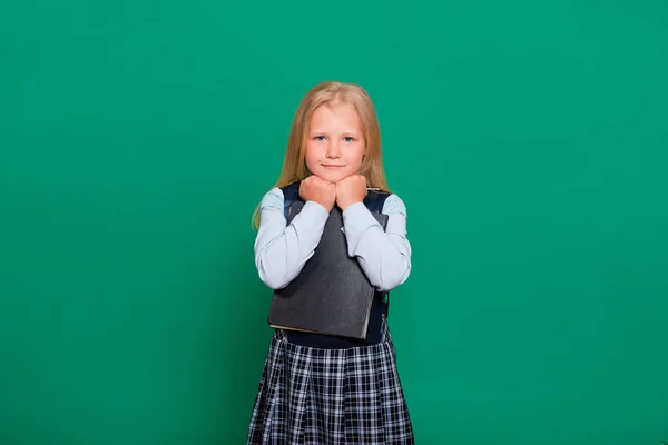 Pequena Estudante Com Livro Suas Mãos Uma Mochila Suas Costas — Fotografia de Stock