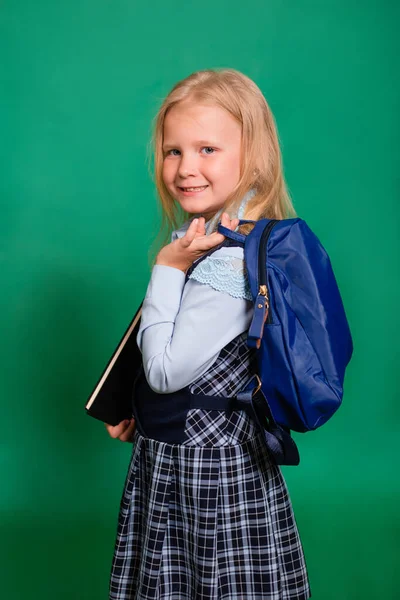 Estudante Com Livro Uma Mochila Suas Mãos Posando Fundo Verde — Fotografia de Stock