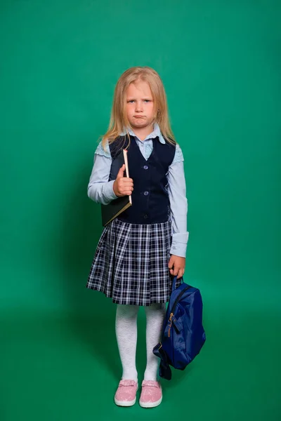 Insoddisfatta Infelice Ragazza Uniforme Scolastica Con Uno Zaino Libro Mano — Foto Stock