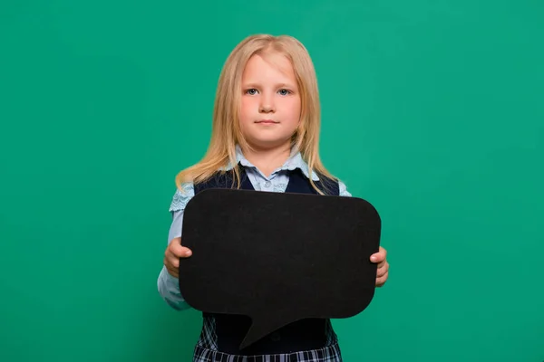 Pequena Estudante Posando Com Uma Placa Preta Para Inscrições Mãos — Fotografia de Stock