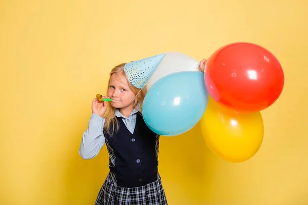 Flicka Skoluniform Och Festlig Kon Huvudet Håller Ballonger Händerna Och — Stockfoto