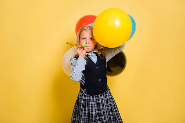 Uma Menina Uniforme Escolar Cone Festivo Cabeça Segura Balões Nas — Fotografia de Stock
