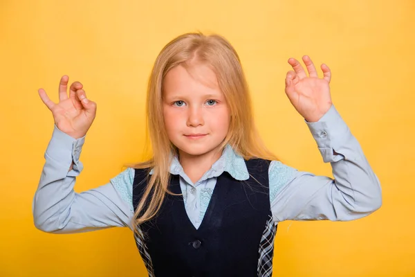 Ragazza Uniforme Scolastica Posa Isolata Sfondo Giallo — Foto Stock