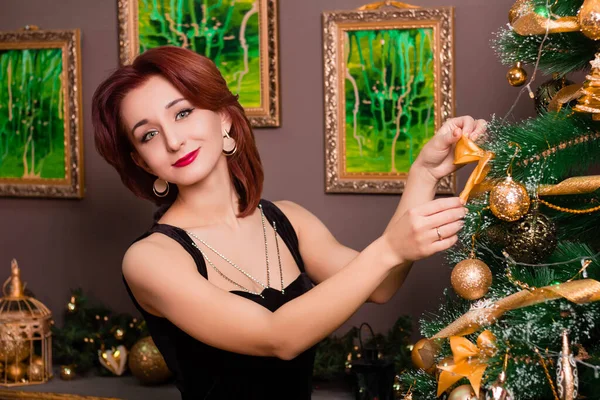 Vonzó Egy Fekete Estélyi Ruhában Díszíti Karácsonyfát Legújabb Előkészületeinek Koncepciója — Stock Fotó