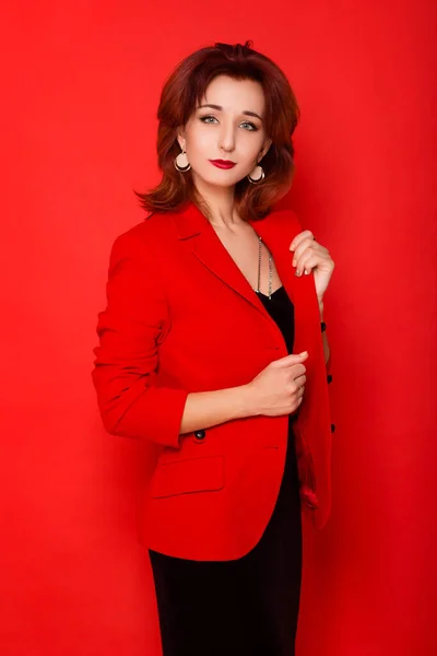 Çekici Siyah Elbiseli Kırmızı Ceketli Genç Bir Kadın Kırmızı Arka — Stok fotoğraf