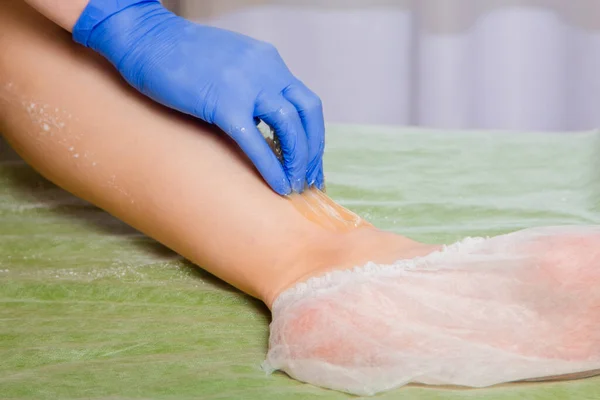 Eldivenli Eller Müşterinin Bacağındaki Kılları Sıcak Şekerle Temizler Epilasyon Süreci — Stok fotoğraf