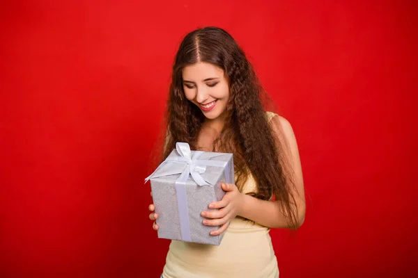 Bej Tişörtlü Kıvırcık Saçlı Gülümseyen Elinde Yay Olan Gümüş Bir — Stok fotoğraf