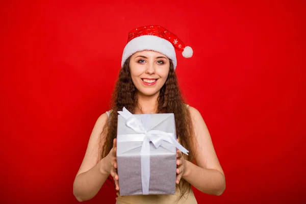Noel Şapkalı Duygusal Kız Elinde Hediyesiyle Kırmızı Arka Planda Izole — Stok fotoğraf