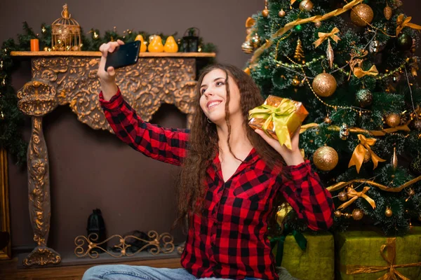 Atractiva Mujer Toma Una Selfie Con Regalo Sus Manos Sobre — Foto de Stock