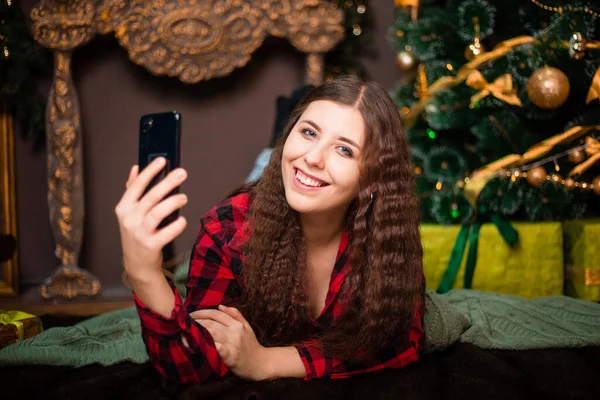 Uma Mulher Atraente Encontra Tapete Pele Com Smartphone Suas Mãos — Fotografia de Stock