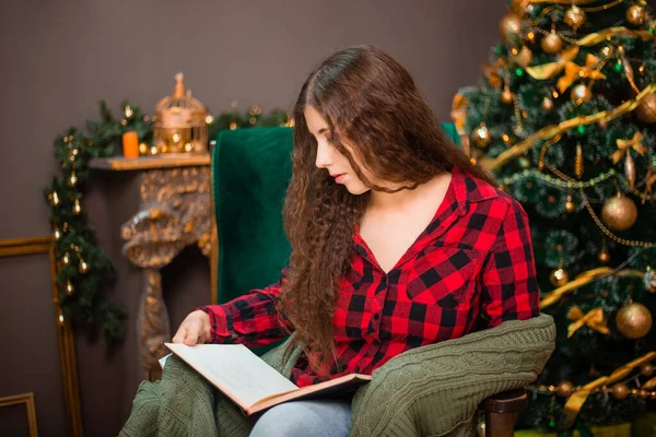 Una Chica Lee Libro Sentado Una Mecedora Sobre Fondo Árbol —  Fotos de Stock