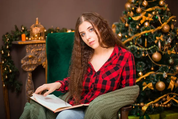 Una Chica Lee Libro Sentado Una Mecedora Sobre Fondo Árbol — Foto de Stock