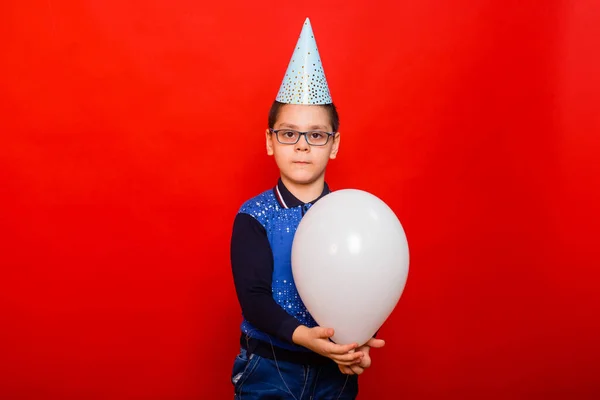 Menino Alegre Boné Festivo Com Balão Suas Mãos Fica Fundo — Fotografia de Stock