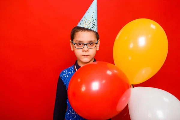 Porträtt Pojke Festlig Mössa Med Tre Ballonger Händerna Stående Röd — Stockfoto