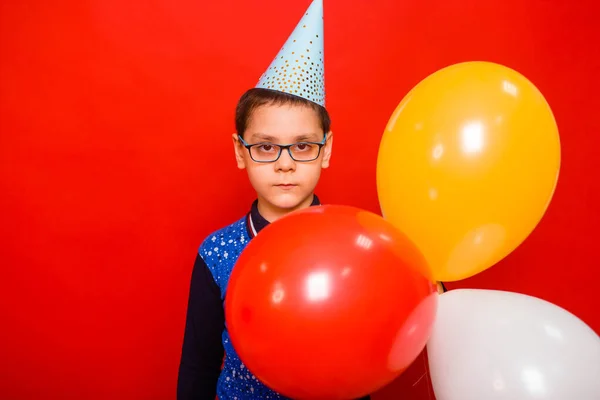 Retrato Niño Con Una Gorra Festiva Con Tres Globos Las — Foto de Stock