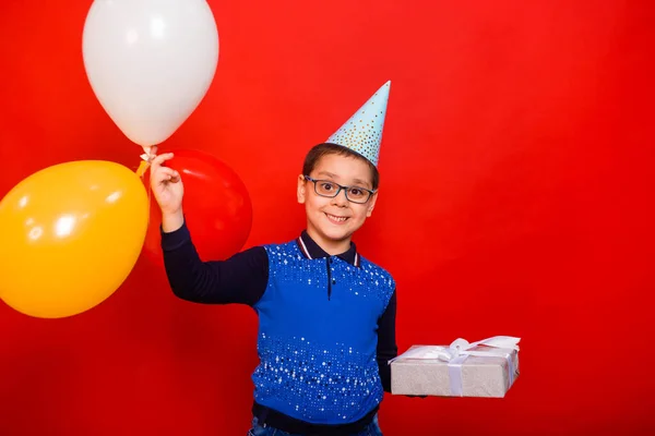 Porträtt Pojke Festlig Hatt Med Färgglada Ballonger Och Låda Med — Stockfoto