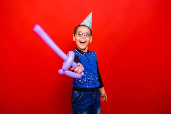 Glada Pojke Festlig Mössa Leker Med Sabel Från Ballong Studio — Stockfoto