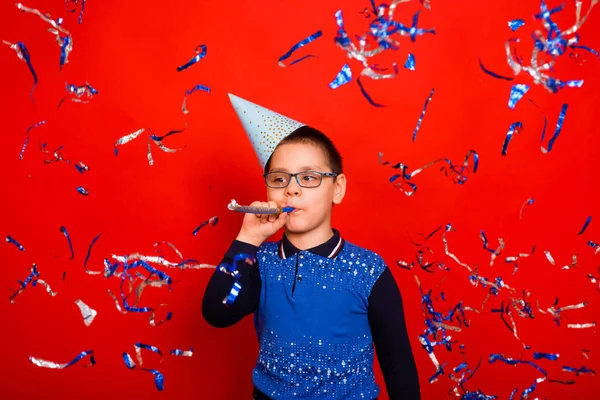 Niño Con Una Gorra Festiva Sopla Una Pipa Festiva Para — Foto de Stock