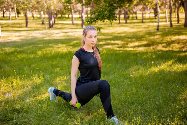 Een Aantrekkelijk Meisje Een Sportuniform Maakt Een Lungeoefening Spieren Van — Stockfoto