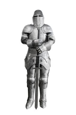 Beyaz arka planda izole edilmiş iki elli bir kılıçla tam bir şövalye zırhı..