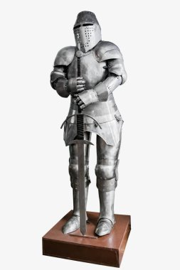 Beyaz arka planda izole edilmiş iki elli bir kılıçla tam bir şövalye zırhı..