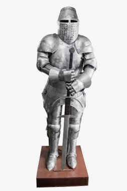 Beyaz arka planda izole edilmiş iki elli bir kılıçla tam bir şövalye zırhı..