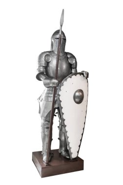 Mızrağı ve kalkanı olan tam bir şövalye zırhı beyaz arka planda izole edilmiş bir kaidede duruyor..