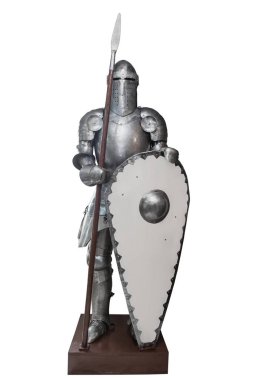 Mızrağı ve kalkanı olan tam bir şövalye zırhı beyaz arka planda izole edilmiş bir kaidede duruyor..