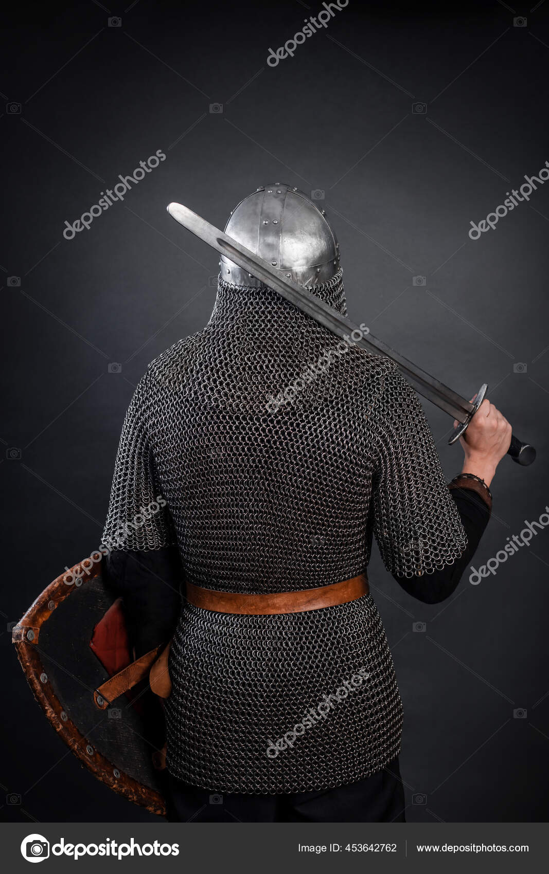 Vista Posterior Caballero Cota Malla Casco Con Una Espada Hombro