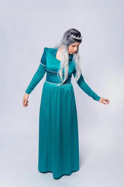 Retrato Comprimento Total Uma Princesa Medieval Fantasia Vestido Turquesa Com — Fotografia de Stock