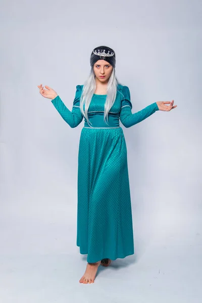 全长的公主画像 穿着中世纪的奇形怪状的蓝绿色连衣裙 灰头发 在白色背景下显得孤立无援 — 图库照片