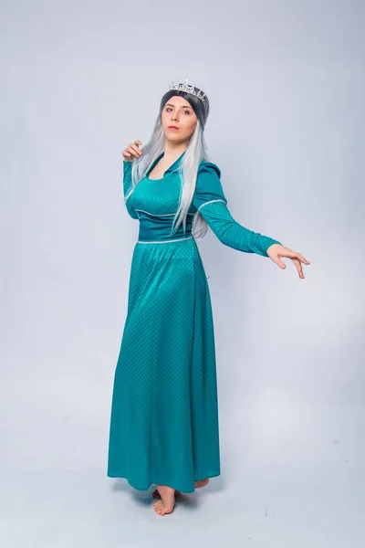 Retrato Comprimento Total Uma Princesa Medieval Fantasia Vestido Turquesa Com — Fotografia de Stock