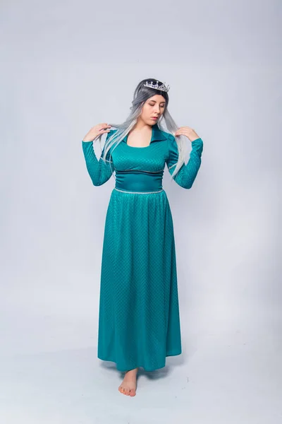 Retrato Comprimento Total Uma Princesa Medieval Fantasia Vestido Turquesa Com — Fotografia de Stock