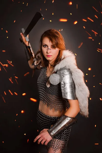 Mujer Guerrera Medieval Armadura Malla Piel Zorro Polar Sobre Sus —  Fotos de Stock