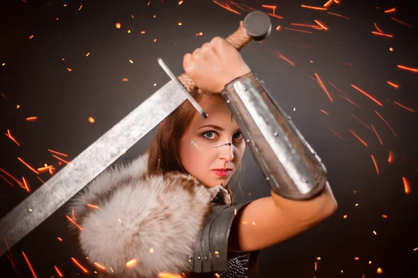 Середньовічний Жіночий Воїн Кольчугах Білий Лисиця Плечах Стоїть Бойовій Позі — стокове фото