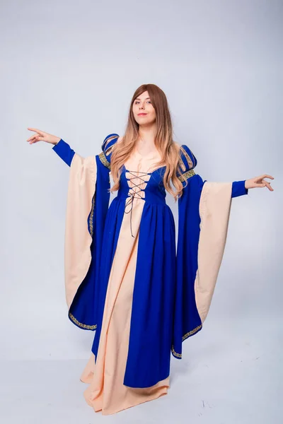 Retrato Una Mujer Atractiva Con Pelo Largo Vestido Medieval Fantasía — Foto de Stock