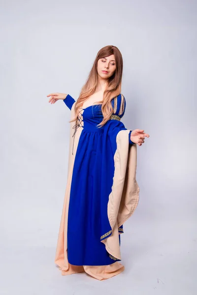 Retrato Completo Uma Mulher Atraente Com Cabelos Longos Vestido Medieval — Fotografia de Stock