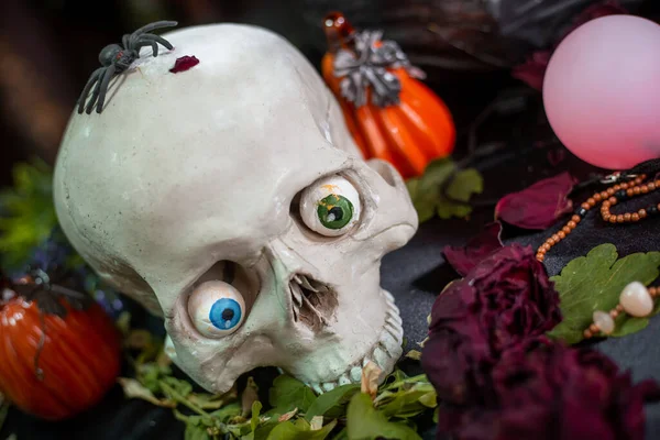 Crâne Humain Aux Yeux Multicolores Repose Sur Table Avec Les — Photo