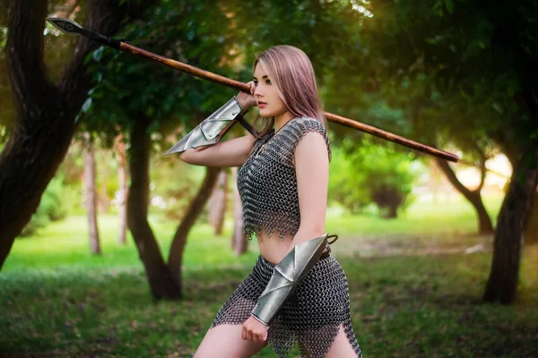 Retrato Uma Jovem Guerreira Medieval Vestida Com Uma Armadura Malha — Fotografia de Stock