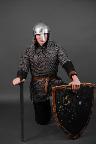 Porträtt Medeltida Krigare Från Senvikingatiden Och Början Korstågen Sittande Knä — Stockfoto