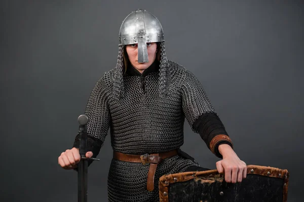 Ortaçağ Viking Döneminin Son Savaşçısının Portresi Dizinde Oturan Haçlı Seferlerinin — Stok fotoğraf
