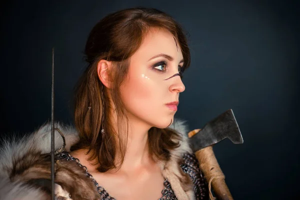 Omuzlarında Bir Balta Kılıçla Orta Çağ Kadın Savaşçısının Yakın Plan — Stok fotoğraf