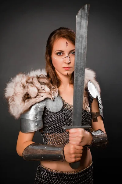 チェーンメール鎧と黒の背景に手に剣で立って彼女の肩の上に極性のキツネの毛皮で中世の女性戦士 幻想的な野蛮人 バイキング — ストック写真