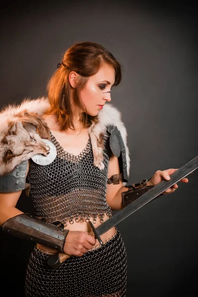 Середньовічний Жіночий Воїн Ланцюговій Броні Хутро Полярної Лисиці Плечах Стоїть — стокове фото