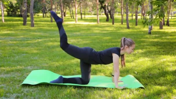 Kneeling Leg Lift Butt Toning Donkey Kick Exercise Young Sportive — Video Stock